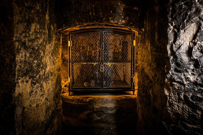 90min Underground Whisky Tasting in Edinburgh's Old Town - Entering The Lost Close beneath Parliament Square
