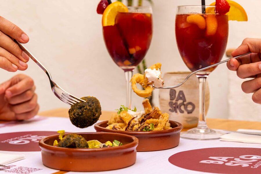 Alcudia: Self-Guided Gourmet Tapas and Wine Tour - Why this works well in Alcudia Old Town