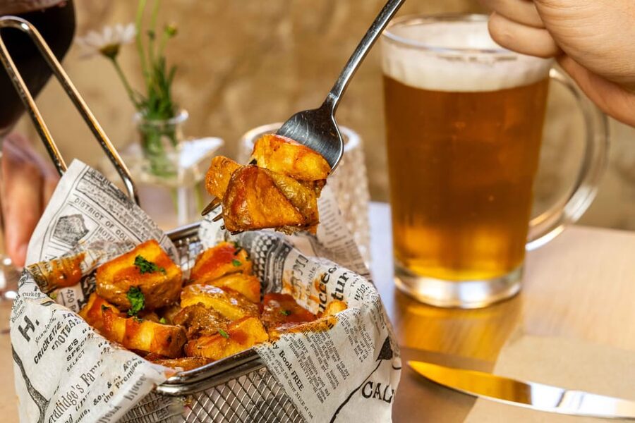 Alcudia: Self-Guided Gourmet Tapas and Wine Tour - The middle stops: two tapas, two drinks, and an easy stroll