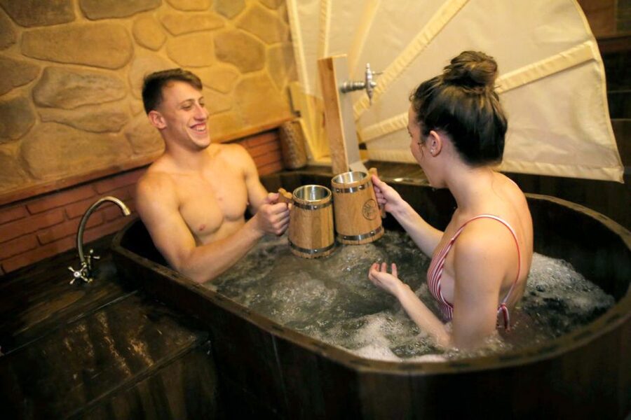 Alicante: Beer Spa Experience with Tastings and Snacks - The beer sauna and its short transition