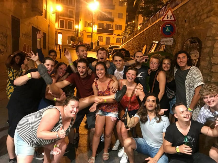Alicante: Guided Pub Crawl with Shots and Beer - Finding the pink-shirted guide at the first bar