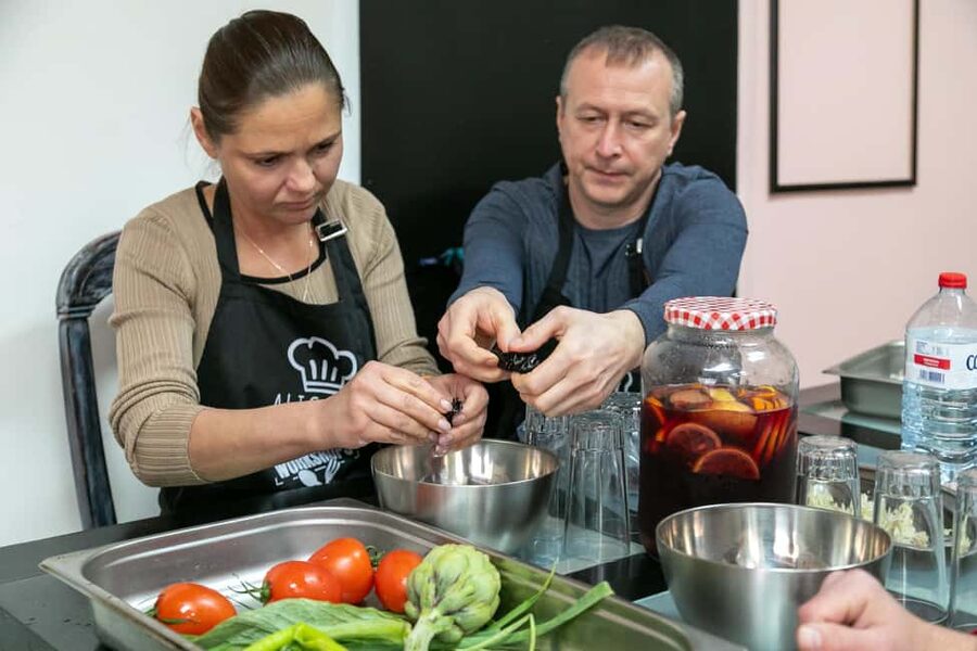 Alicante: Paella & Sangria Class with Tapas and Market Visit - Starting with Alicante’s Central Market