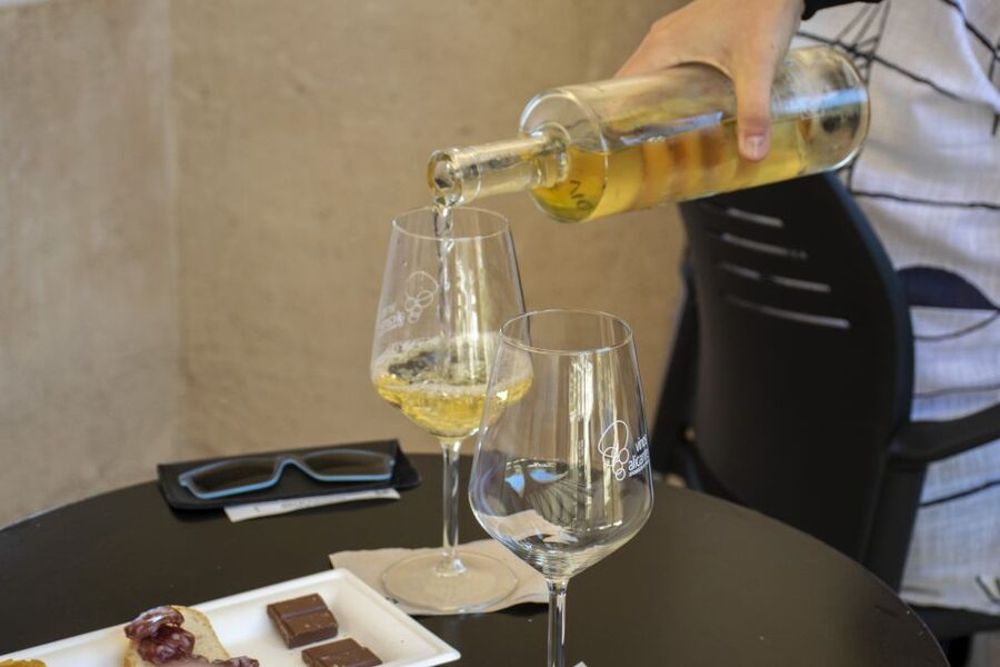 Alicante: Santa Bárbara Castle Wine Tasting & Tapas - Finding Santa Catalina Tower and the tasting room