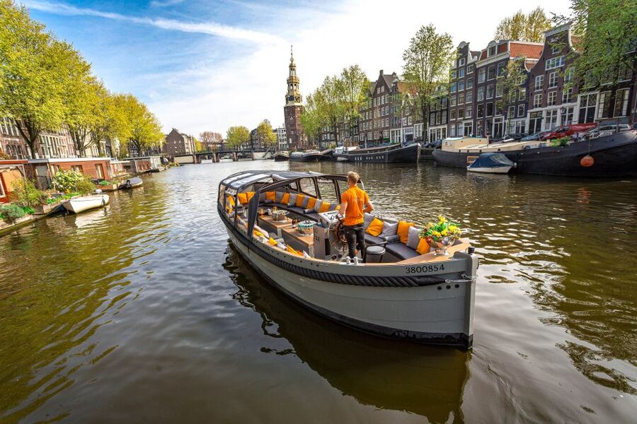 Amsterdam: Canal Belt Private Beer Boat Tour - Cruising the Canal Belt for 90 minutes