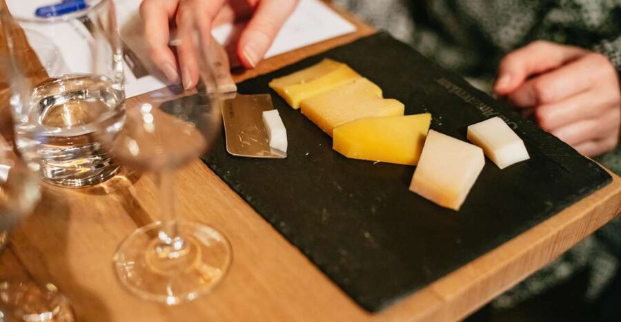 Amsterdam: Dutch Cheese Tasting Experience with Wine - Starting with the Old Amsterdam story