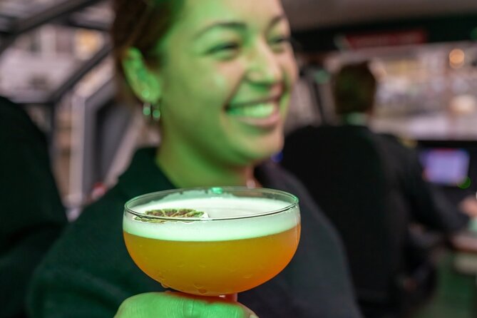 Amsterdam Evening Cocktail Cruise with snacks - How much commentary should you expect?