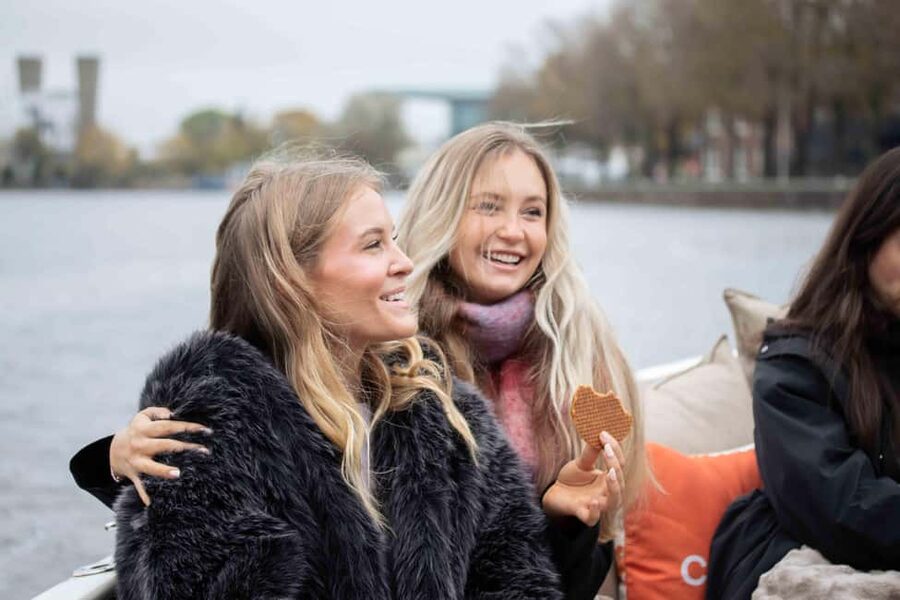 Amsterdam: Evening Lights Cruise incl. Cocktail & Waffle - Why this one-hour cruise works after dark