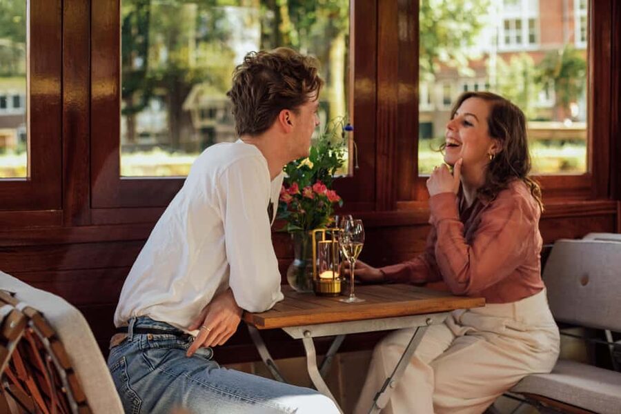 Amsterdam: Evening Lights Cruise incl. Cocktail & Waffle - The guide style and crew pairings