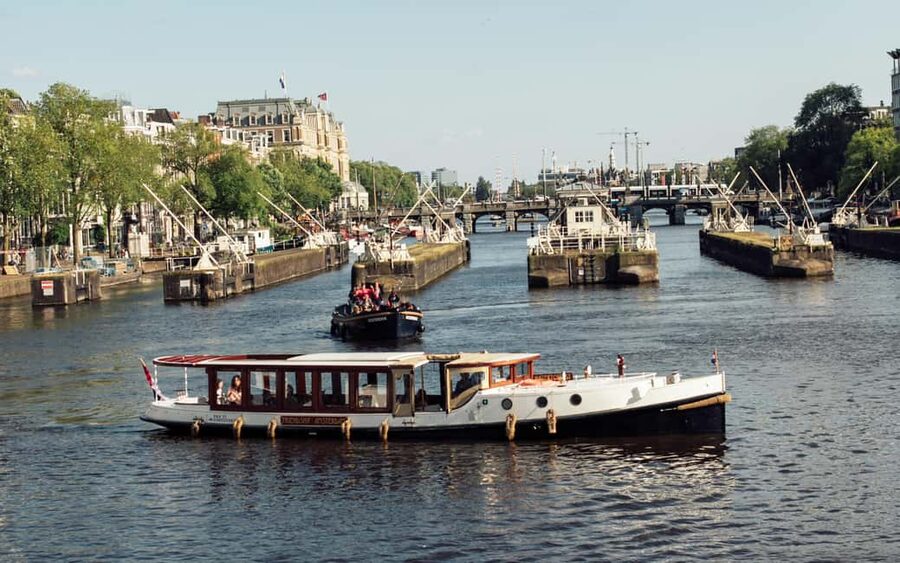Amsterdam: Evening Lights Cruise incl. Cocktail & Waffle - Is $19 good value?