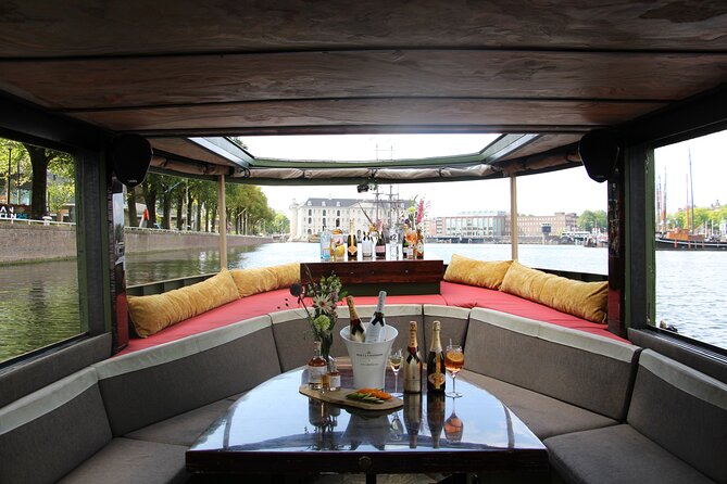 Amsterdam: Luxury Boat Cruise Unlimited Cocktails, Beers & Wines - Comfort in cold and rainy weather