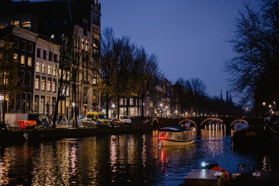 Amsterdam: Private Romantic Evening Boat Tour with Prosecco - Key points to know