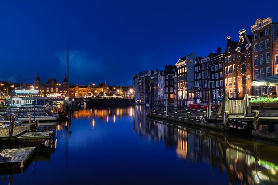 Amsterdam: Private Romantic Evening Boat Tour with Prosecco - Why Amsterdam after dark works so well