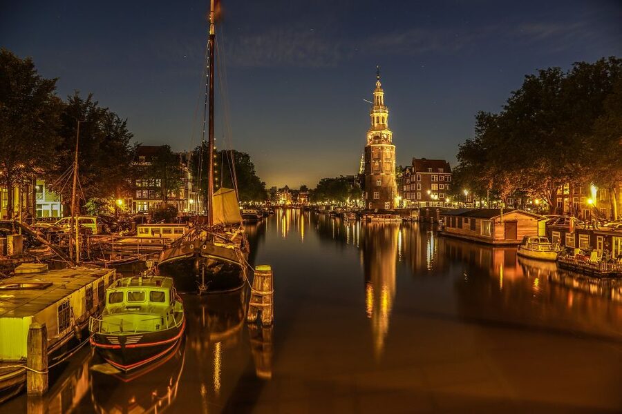 Amsterdam: Private Romantic Evening Boat Tour with Prosecco - The canal belt sets the scene