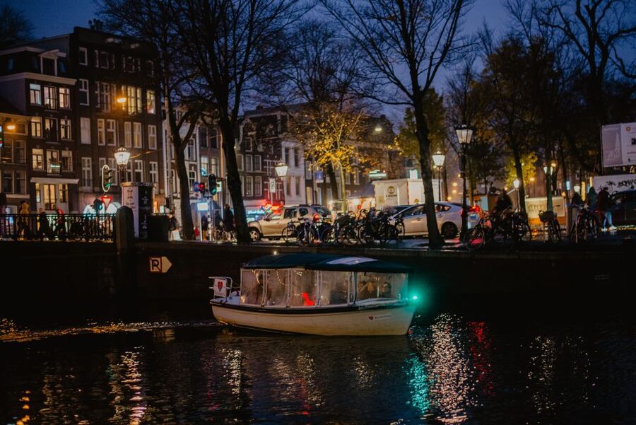 Amsterdam: Private Romantic Evening Boat Tour with Prosecco - Reguliersgracht and the famous bridge views