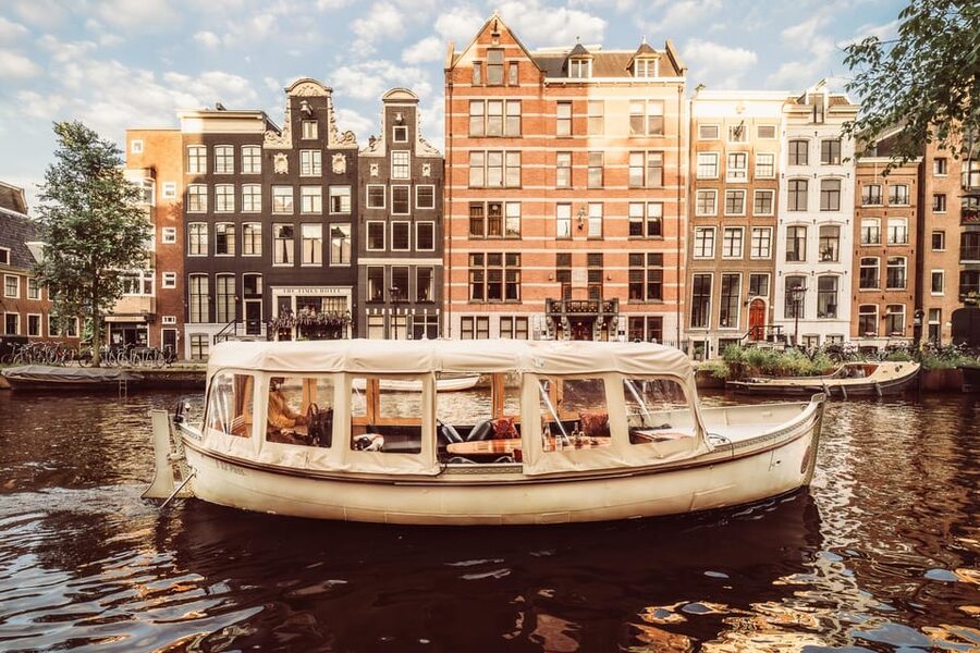 Amsterdam: Private Romantic Evening Boat Tour with Prosecco - Herengracht brings the cruise home