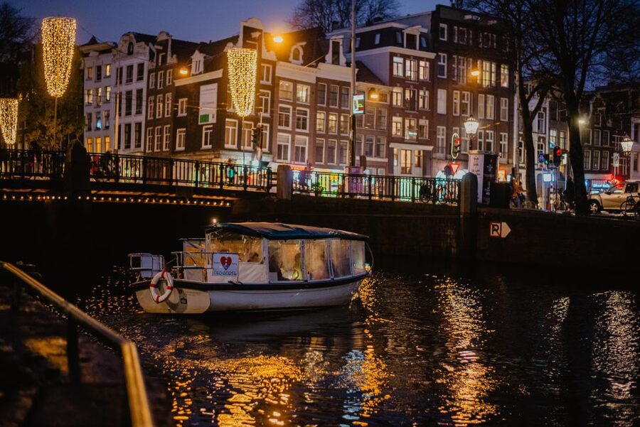 Amsterdam: Private Romantic Evening Boat Tour with Prosecco - What comes with the Prosecco