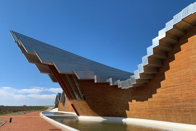 Architectural Rioja Small Group Wine Tour with Lunch from Bilbao - Lunch and a walk inside Laguardia