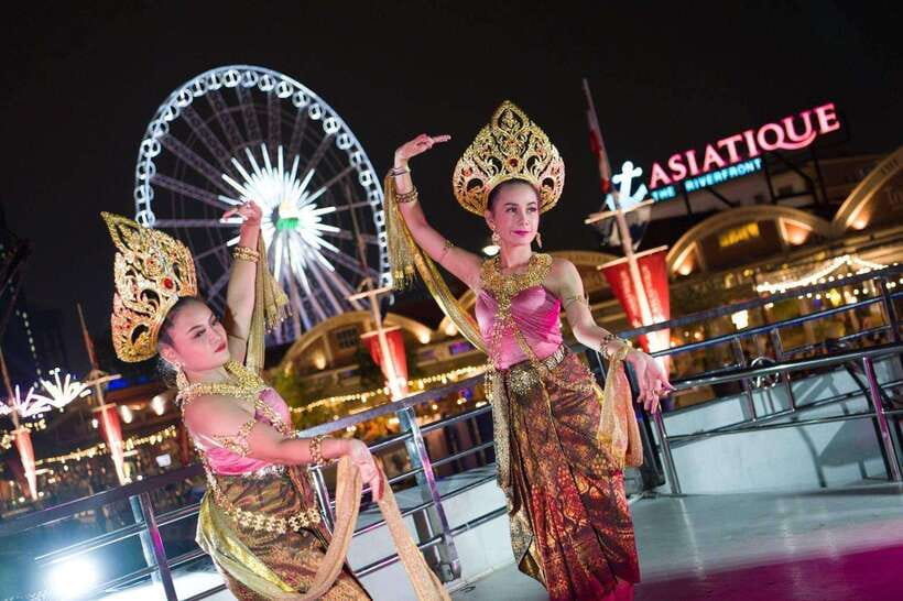 Bangkok: Luxury White Dinner Cruise Free Flow Beer and Wine - Assigned seating, open decks, and crowded views