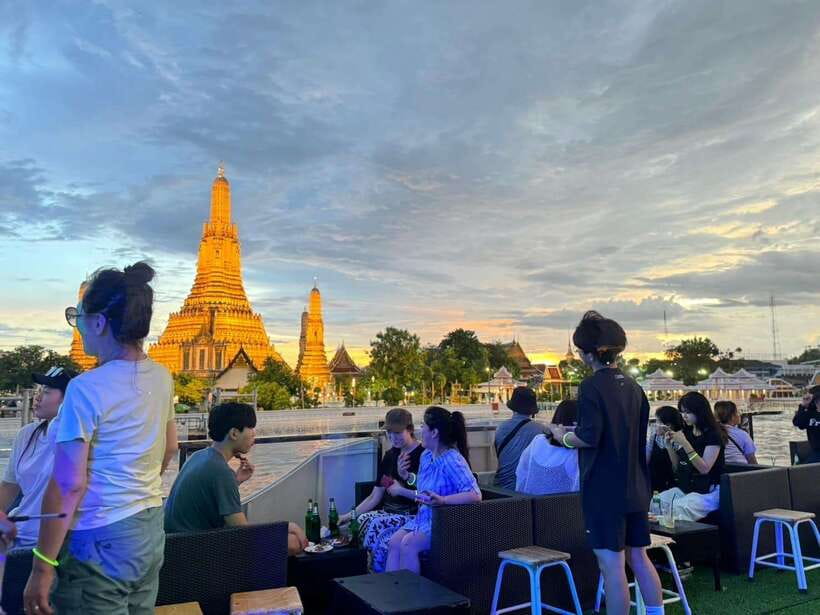 Bangkok: Yodsiam Sightseeing Cruise Snacks & Unlimited Beer - Food, beer, and the onboard party