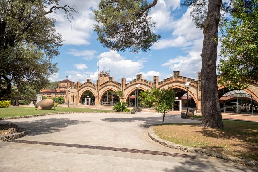 Barcelona: Casa Codorníu Guided Tour with Cava Tastings - Three premium cavas and three chocolates