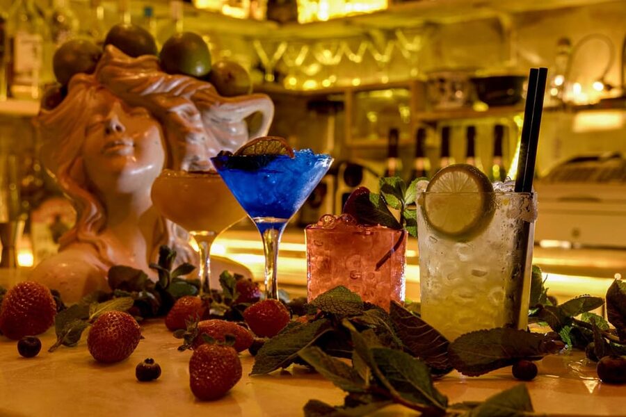 Barcelona: Cocktail Making Class with Tapas - What you can learn in two hours