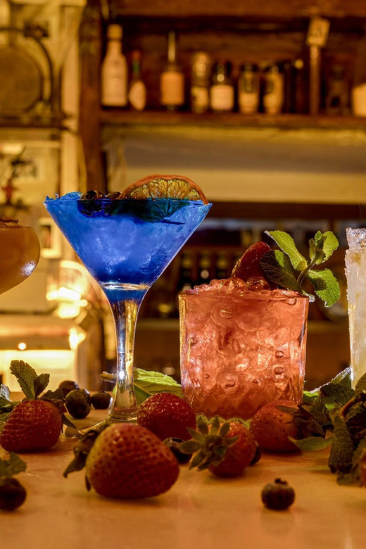 Barcelona: Cocktail Making Class with Tapas - A social evening with a personal touch