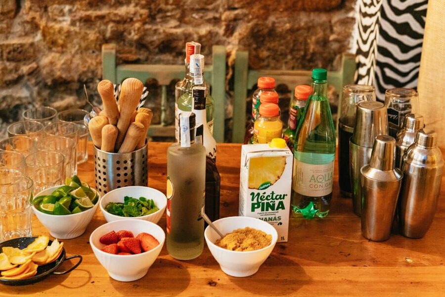 Barcelona: Cocktail Master Class by Mixologist with Tapas - Practical advice before you go