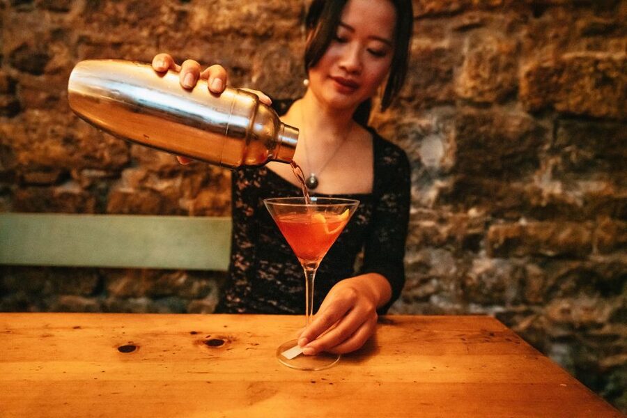 Barcelona: Cocktail Master Class by Mixologist with Tapas - Tapas that keep pace with the drinks