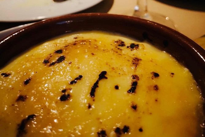 Barcelona Gothic Quarter VIP Tapas & Wine Tour - Group size, guides, and the social side