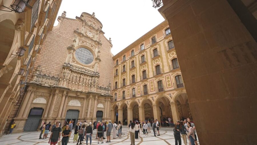Barcelona: Montserrat Tour with Lunch & Wine Tasting Option - Practical details that affect your day