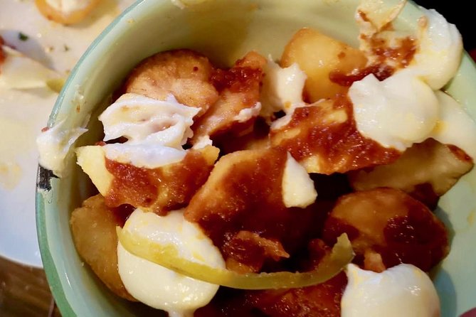 Barcelona Poble Sec Tapas & Wine Tour - Stop two on Carrer del Roser: creative platillos and great bravas