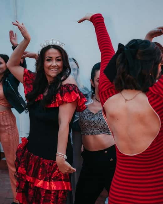 Barcelona: Rooftop Salsa Class with Bottomless Sangria - Who should book this activity?