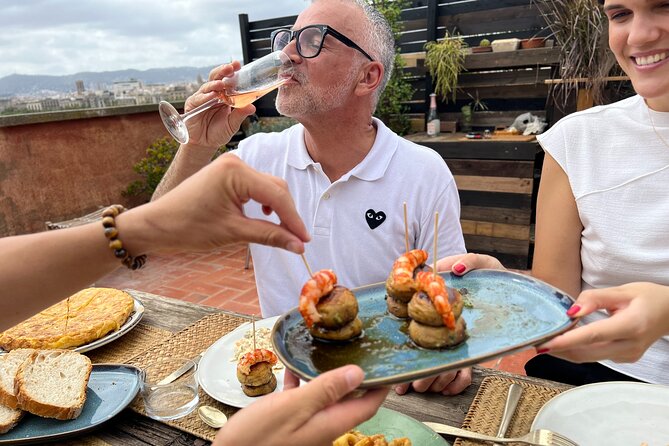 Barcelona: Rooftop Tapas & Sangria class with a Local Chef - Arriving in Barceloneta for a home-style class