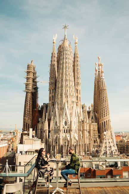 Barcelona: Sagrada Familia Evening Tour with Cava - Entering the Sagrada Familia without the regular wait