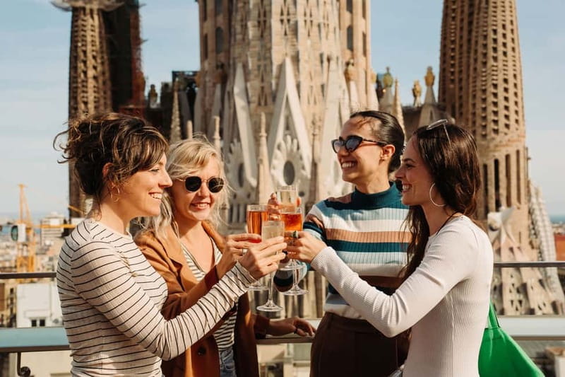 Barcelona: Sagrada Familia Evening Tour with Cava - How the guides shape the experience