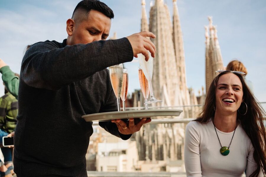 Barcelona: Sagrada Familia Evening Tour with Cava - Evening timing, crowds, and the tower question