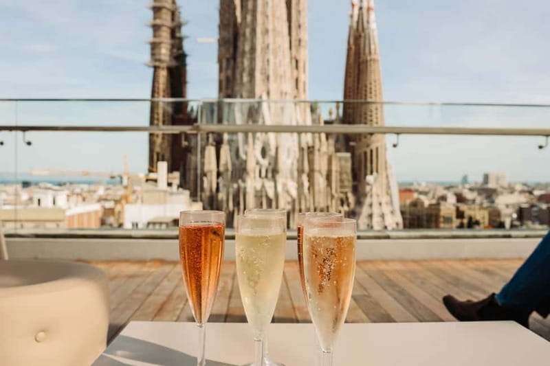 Barcelona: Sagrada Familia Evening Tour with Cava - Clothing, walking, and access details