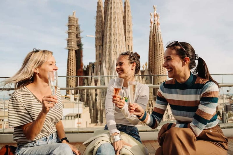 Barcelona: Sagrada Familia Evening Tour with Cava - Walking from Avinguda de Gaudí to the basilica