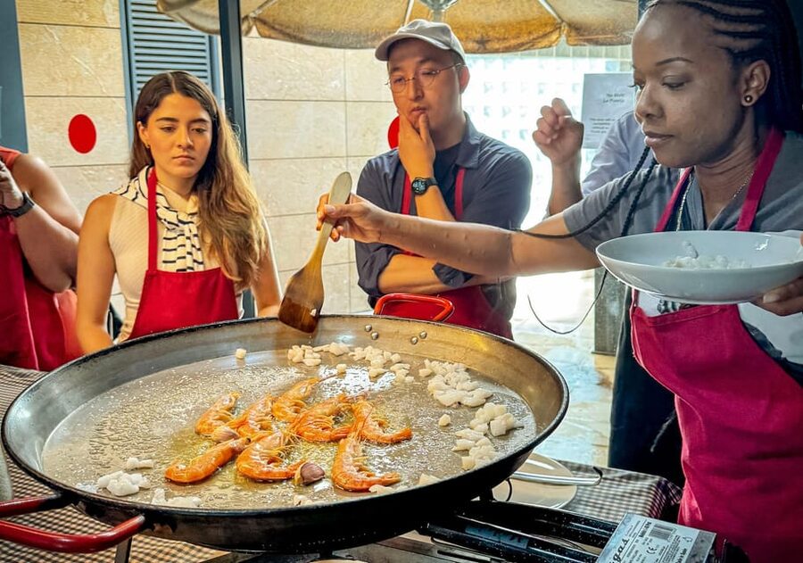 Barcelona: Seafood Paella ★Maestro★ & Tapas & Sangria - Practical details that affect your choice