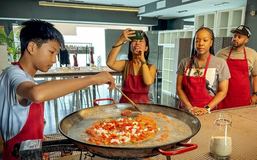 Barcelona: Seafood Paella ★Maestro★ & Tapas & Sangria - Starting with ingredients and Spanish food traditions