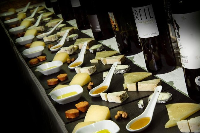 Barcelona: Wine Tasting and 5 Course Tapas Pairing Dinner - Meeting your sommelier in the Gothic Quarter