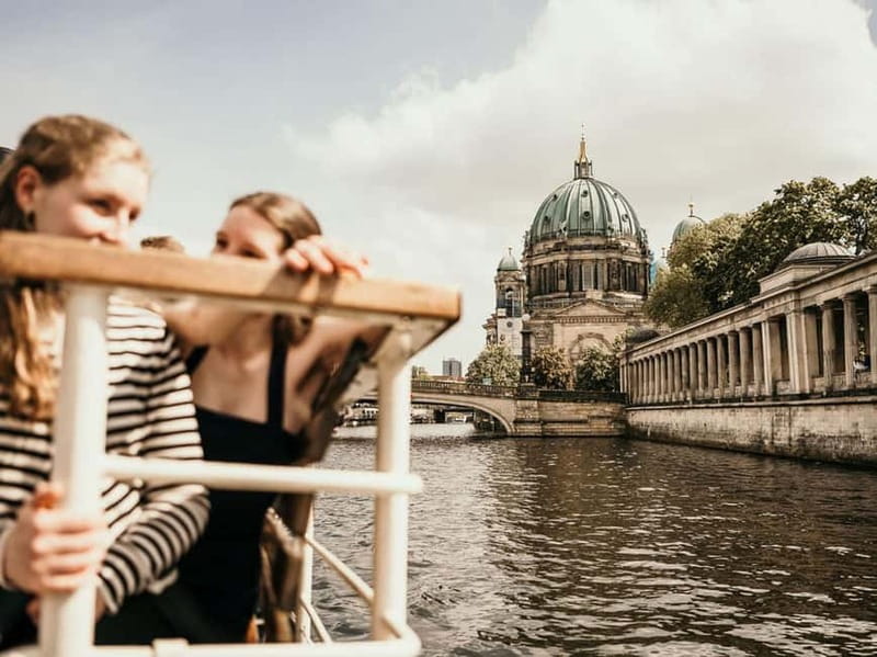 Berlin: 2.5-Hour Beer & Sunset Sightseeing Boat Cruise - Seating, weather, and the sunset problem