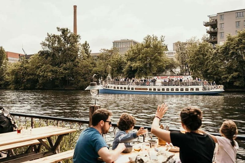 Berlin: 2.5-Hour Beer & Sunset Sightseeing Boat Cruise - Berlin by boat after dark