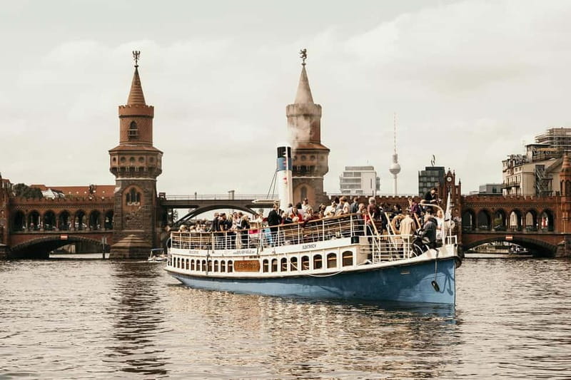 Berlin: 2.5-Hour Beer & Sunset Sightseeing Boat Cruise - The government district after sunset