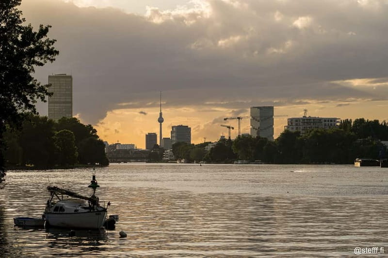 Berlin: 2.5-Hour Beer & Sunset Sightseeing Boat Cruise - What the $47 price really covers