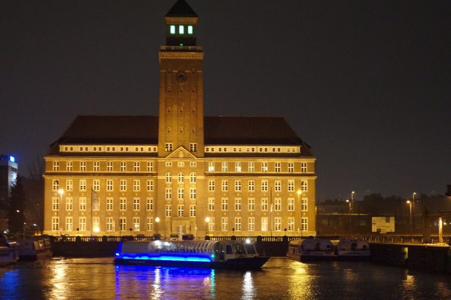 Berlin: Dinner Cruise on the Spree with Prosecco - Choosing between the 3-course and 4-course menus