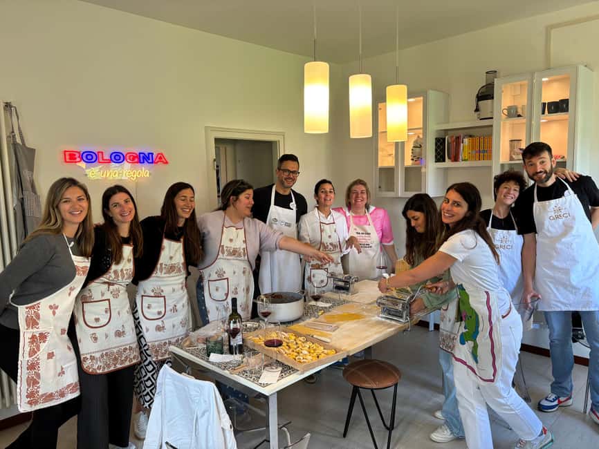 Bologna: 3 Pastas, Tiramisu and Unlimited Wine Tasting - Arrival with pizza, wine, and a quick start
