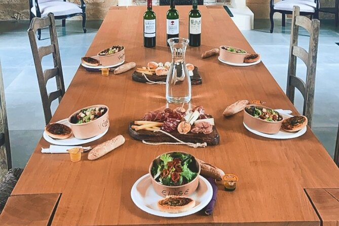 Bordeaux Full Day Wine Tour - 3 Wineries & Gourmet Picnic Lunch - A château picnic with a family touch