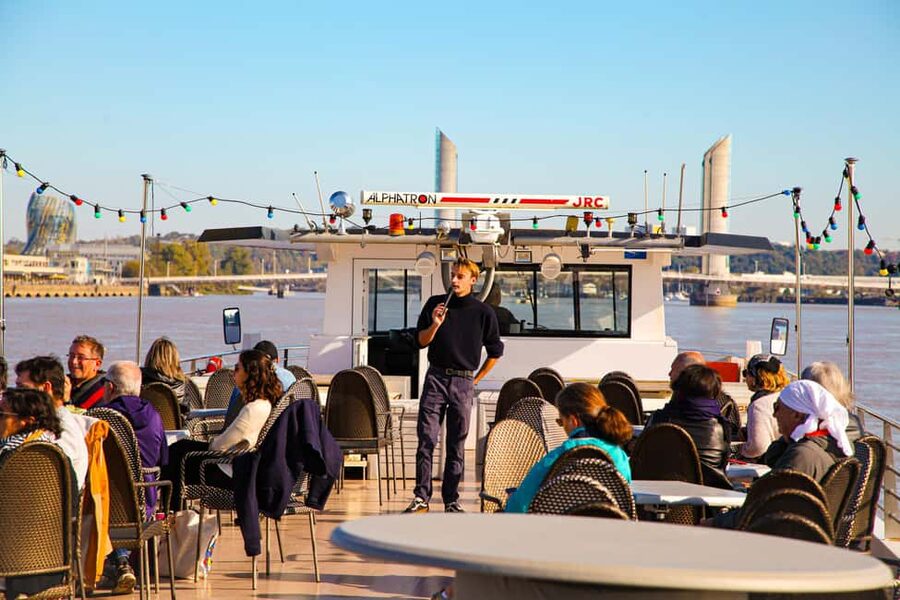 Bordeaux: Guided Wine and Canelé Discovery Cruise - The return past Darwin Eco-systeme and the old city