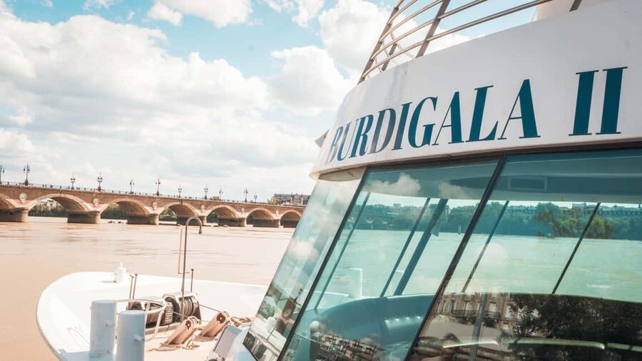 Bordeaux: Guided Wine and Canelé Discovery Cruise - Guide style, languages, and comfort